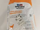 un gros plan sur un sac de croquettes posé sur une table