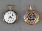 deux photos différentes d'une montre de poche avec un cadran
