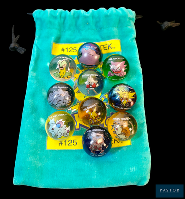 un sac orné d'une multitude de boutons