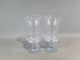 deux verres à vin vides posés sur une table