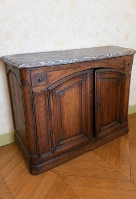 une armoire en bois avec un plateau en marbre, posée sur un parquet
