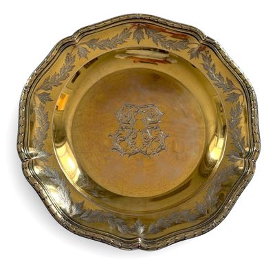 PLAT en vermeil de forme ronde, la bordure à décor de feuilles de laur