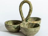 paire de bols en poterie verte munis d'anses en forme de cygne
