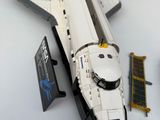 une maquette de navette spatiale posée sur une table