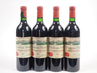 trois bouteilles de vin posées les unes à côté des autres sur une surface blanche