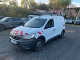 une camionnette blanche avec des bandes rouges et blanches garée dans un parking