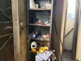 une poubelle et une poubelle dans un coin de la pièce