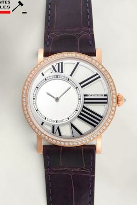 une image d'un gros plan d'une montre-bracelet avec des chiffres romains