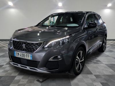 la voiture grise est garée sur un sol en damier dans le garage