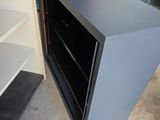 une photo d'un meuble TV dans un garage