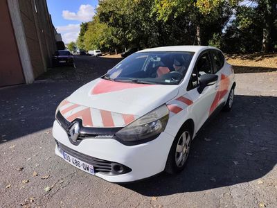 une voiture blanche ornée d'une bande rouge et blanche