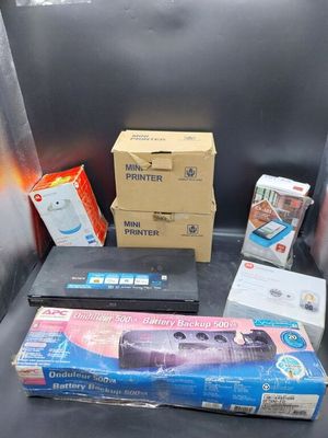 de nombreux cartons et colis à l'arrière d'un camion