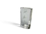 un vase en verre transparent orné d'un motif en forme d'étoile