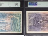 Trois types de monnaie différents sont exposés dans une vitrine.