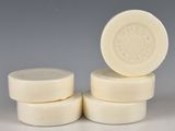 quatre pains de savon empilés les uns sur les autres sur une table