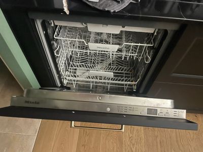 un lave-vaisselle au milieu de la cuisine