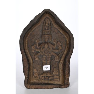 une vieille plaque en bois sur laquelle sont sculptés un homme et une femme