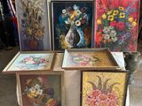 beaucoup de tableaux posés par terre