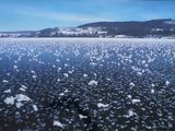 une vaste étendue d'eau recouverte de neige