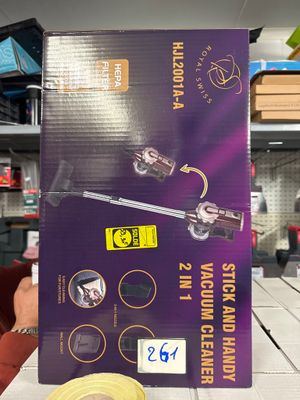 Quelqu'un tient une boîte contenant des aspirateurs sur une table.