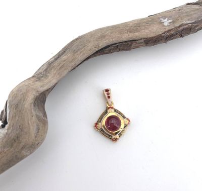Pendentif en vermeil et émaillé serti d'un rubis traité d'en…