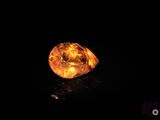 gros plan d'un diamant jaune sur une surface noire