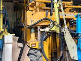 un tracteur garé à côté d'un tas de bois