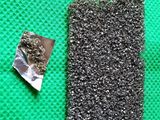 un petit morceau de substance noire à côté d'un petit morceau de substance noire