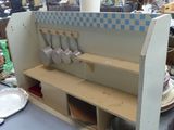 une table sur laquelle sont posées des assiettes et des tasses, dans une pièce