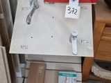 un grand nombre d'outils posés sur une table