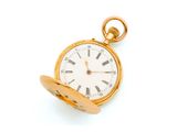 une montre de poche en or avec des chiffres romains