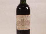 une bouteille de vin posée sur une table