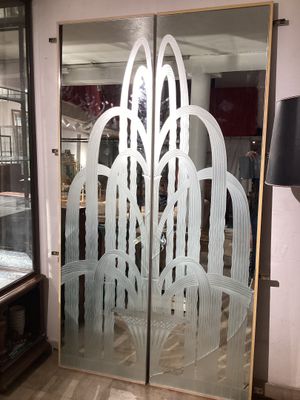 Une paire de portes en miroirs polis et dépolis à décor de t…