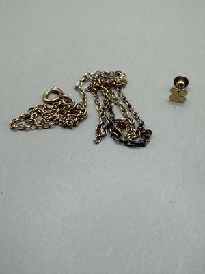 Une chaîne usée et un ras d'oreille en or jaune 750 millième… - Photo 1