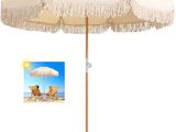 une photo d'un parasol de plage avec une photo d'un couple sur la plage