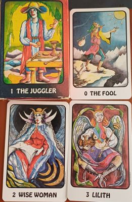 quatre cartes de tarot différentes représentant respectivement une femme, un homme, une femme et un ange
