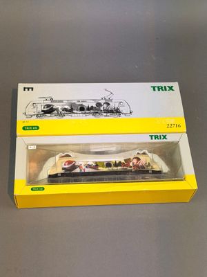 une boîte contenant un train sur une table