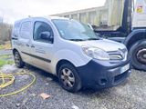 une camionnette garée à côté d'un camion