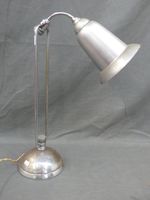 Lampe de bureau articulée en métal chromé. (photo 2)
