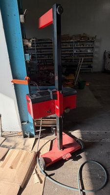 une machine posée sur un chariot dans un garage