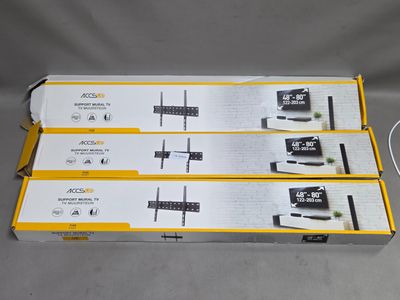 trois boîtes contenant des appareils électroniques posées sur une table