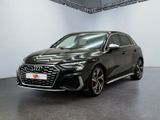 Une Audi Q4 noire est garée dans une grande pièce