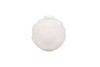 une image représentant une boule de savon blanche sur fond blanc
