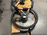 un vélo posé sur une table