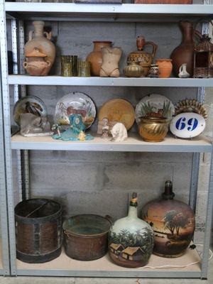 de nombreux vases différents sur les étagères de cette pièce