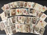 un lot de vieilles cartes postales posées sur une table
