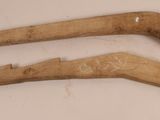 deux morceaux de bois posés sur une table