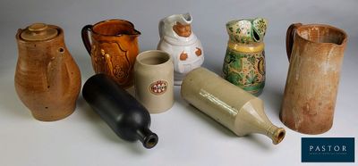de nombreux types de vases différents posés sur une table