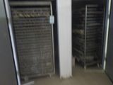 une photo d'une pièce dans laquelle se trouvent plusieurs rayonnages remplis de produits alimentaires