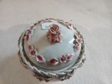 un bol blanc orné de fleurs roses, posé sur une table